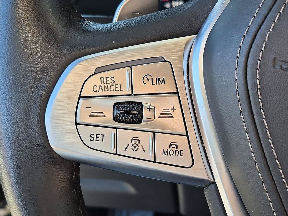 Used 2022 Black Sapphire Metallic BMW xDrive40i image 16