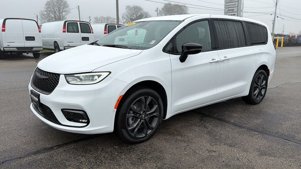 New 2026 Bright White Clear-Coat Exterior Paint Chrysler Select image 7