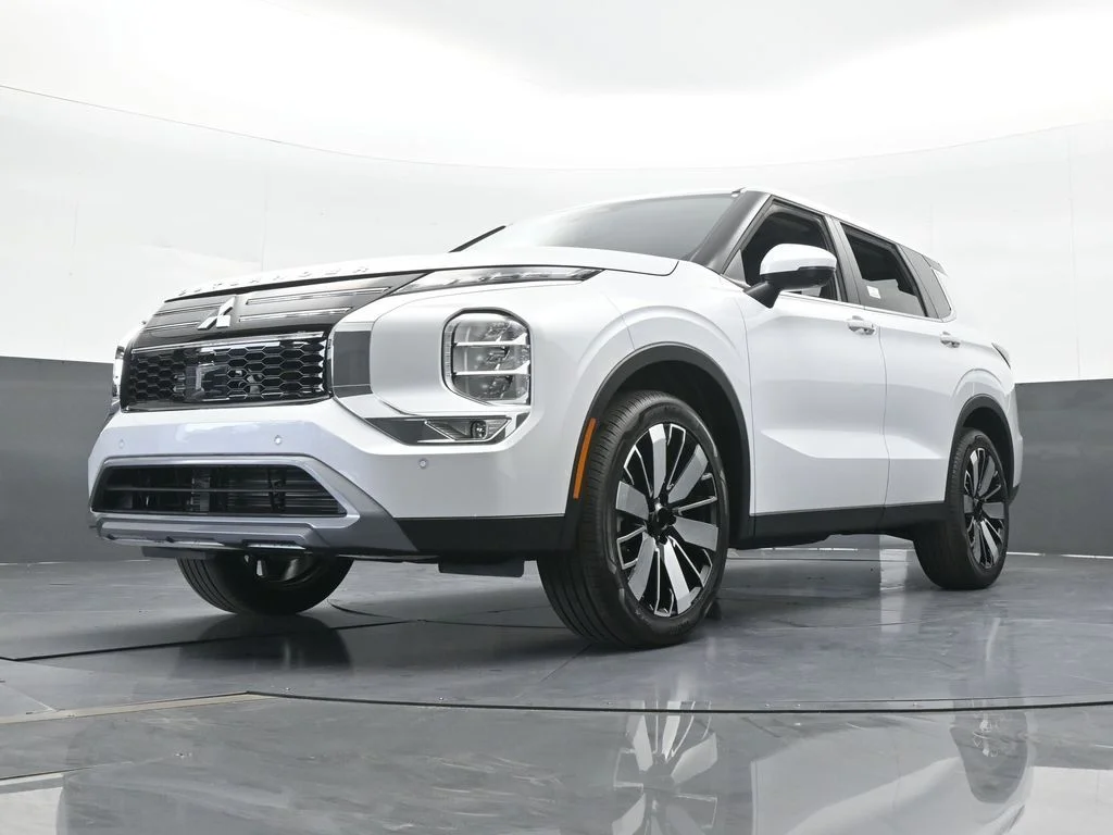New 2026 Diamond White Mitsubishi SE image 64