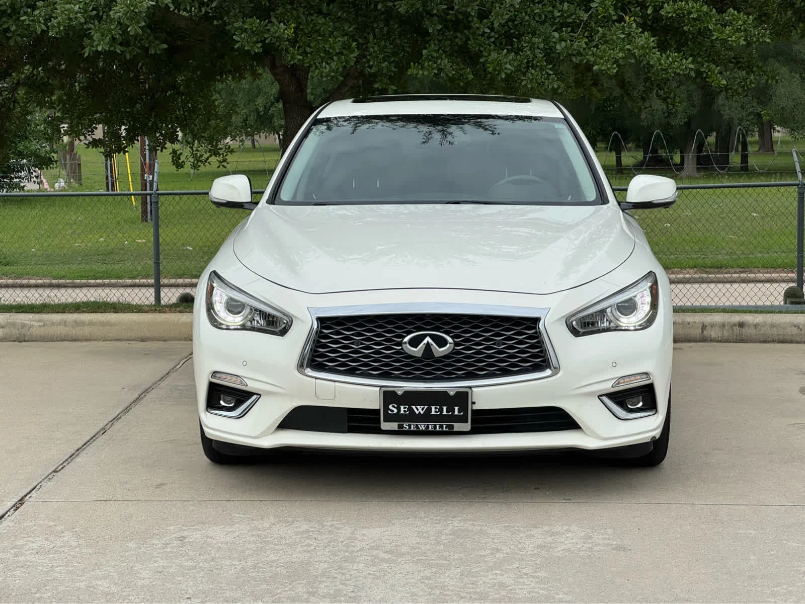 Certified Used 2023 Pure White INFINITI LUXE image 2