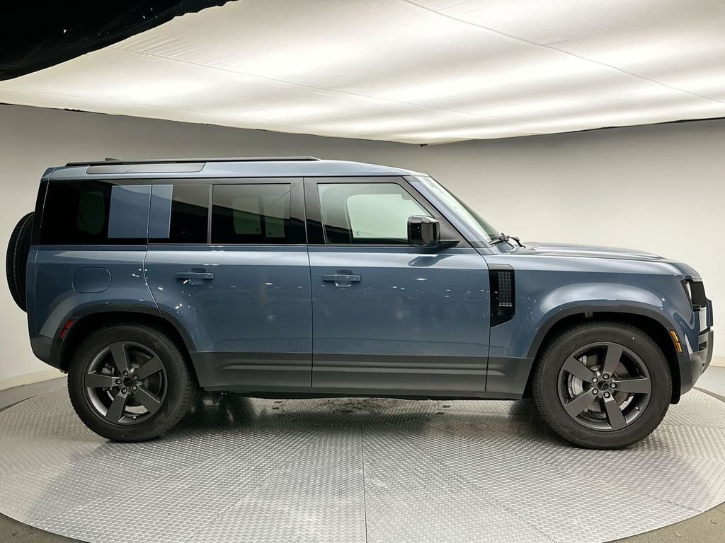 New 2026 Tasman Blue Land Rover S image 4