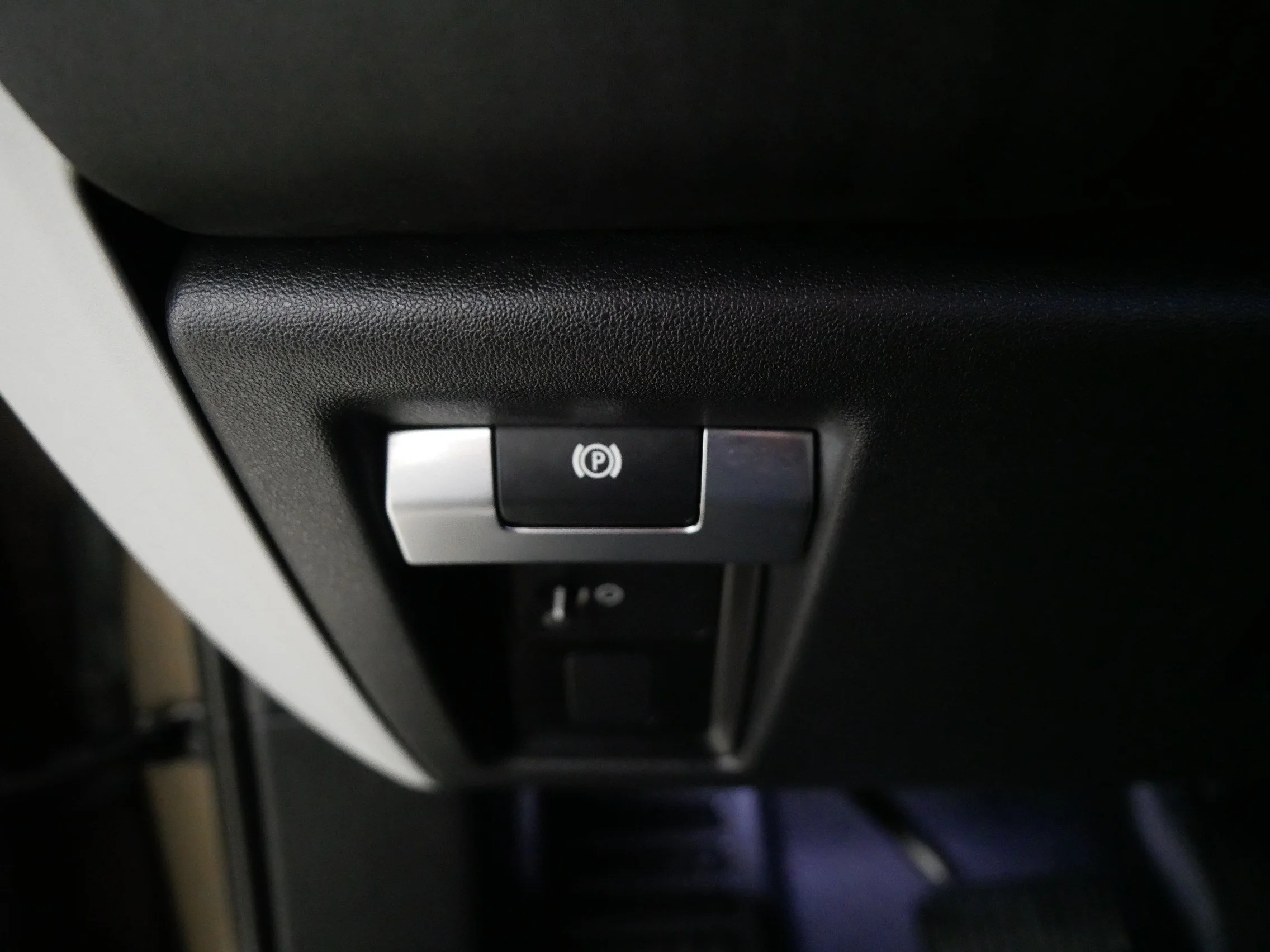 Used 2024 BRONZE Land Rover X-Dynamic SE image 26