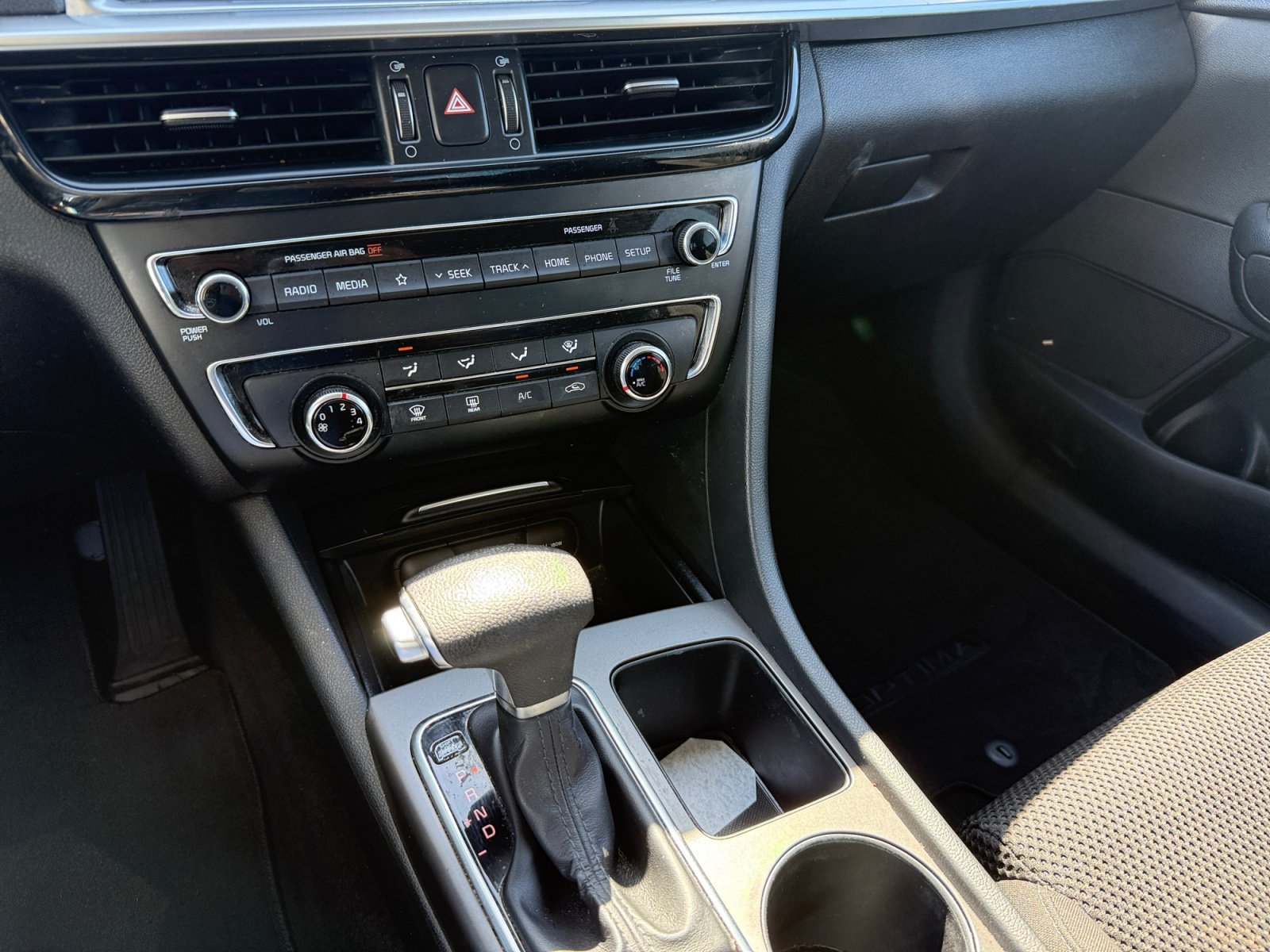 Used 2020 Snow White Pearl Kia LX image 13