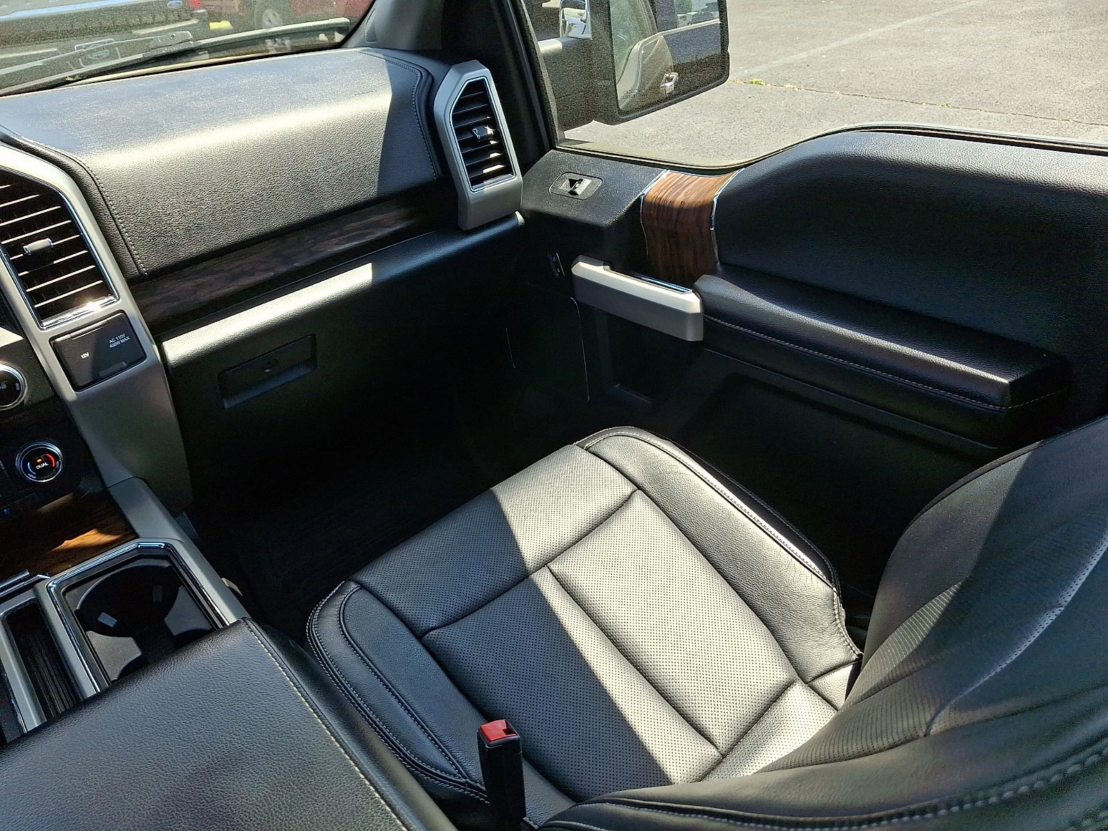 Used 2018 Shadow Black   G1 Ford LARIAT image 16