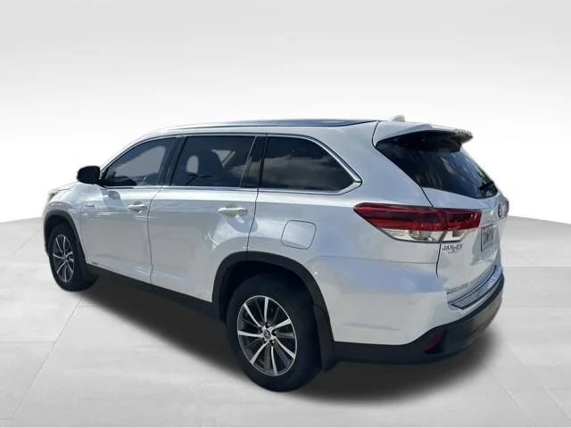 Used 2019 White Toyota XLE image 5