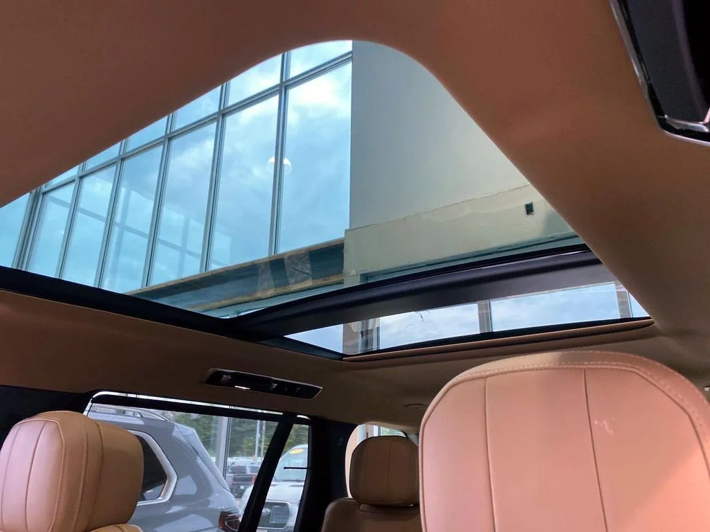 Used 2025  Land Rover SE image 23