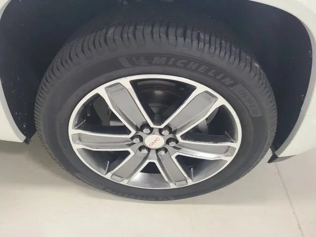 Used 2019 White Frost Tricoat GMC Denali image 37