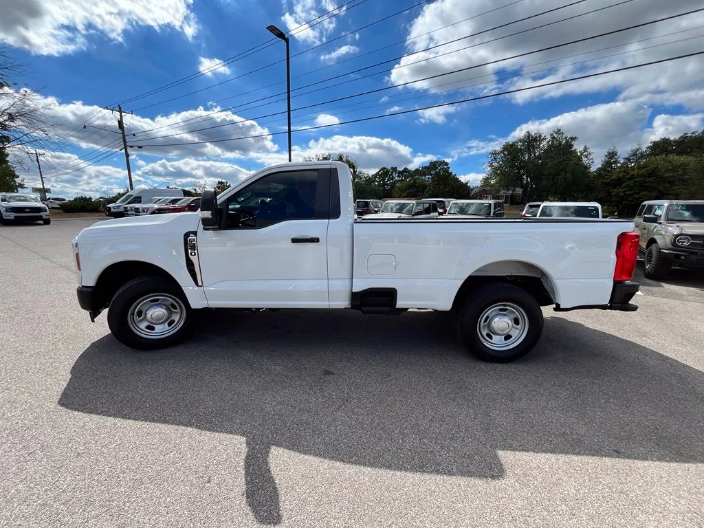 Used 2025 White Ford XL image 3