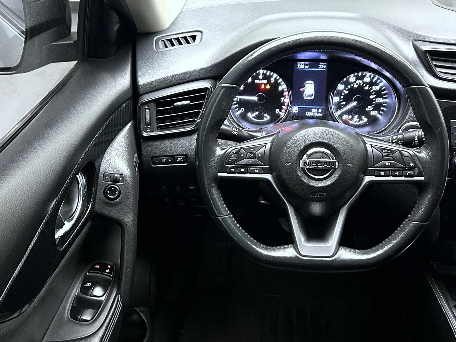 Used 2018 Brilliant Silver Nissan SL image 12
