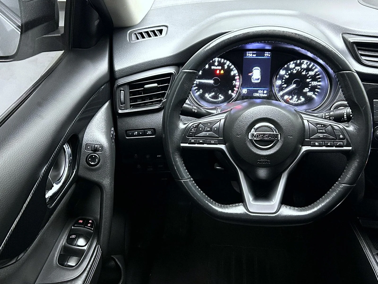Used 2018 Silver Nissan SL image 12