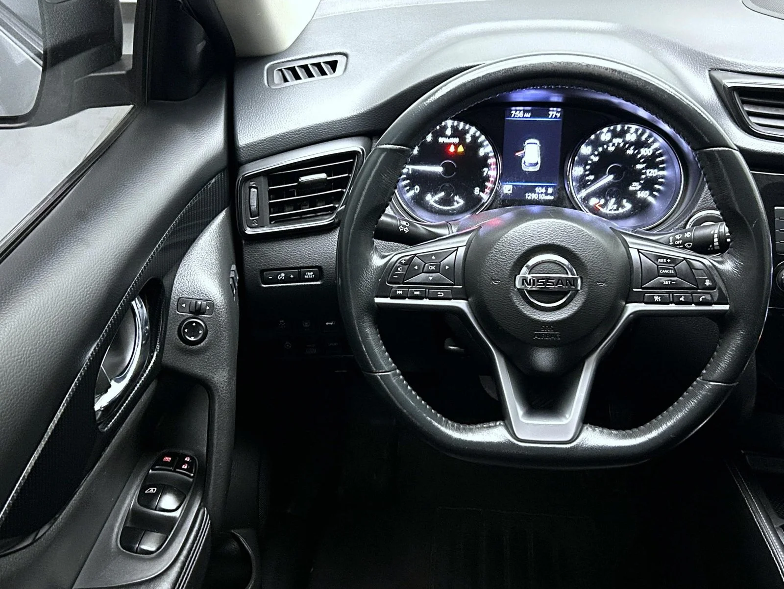 Used 2018 Silver Nissan SL image 12