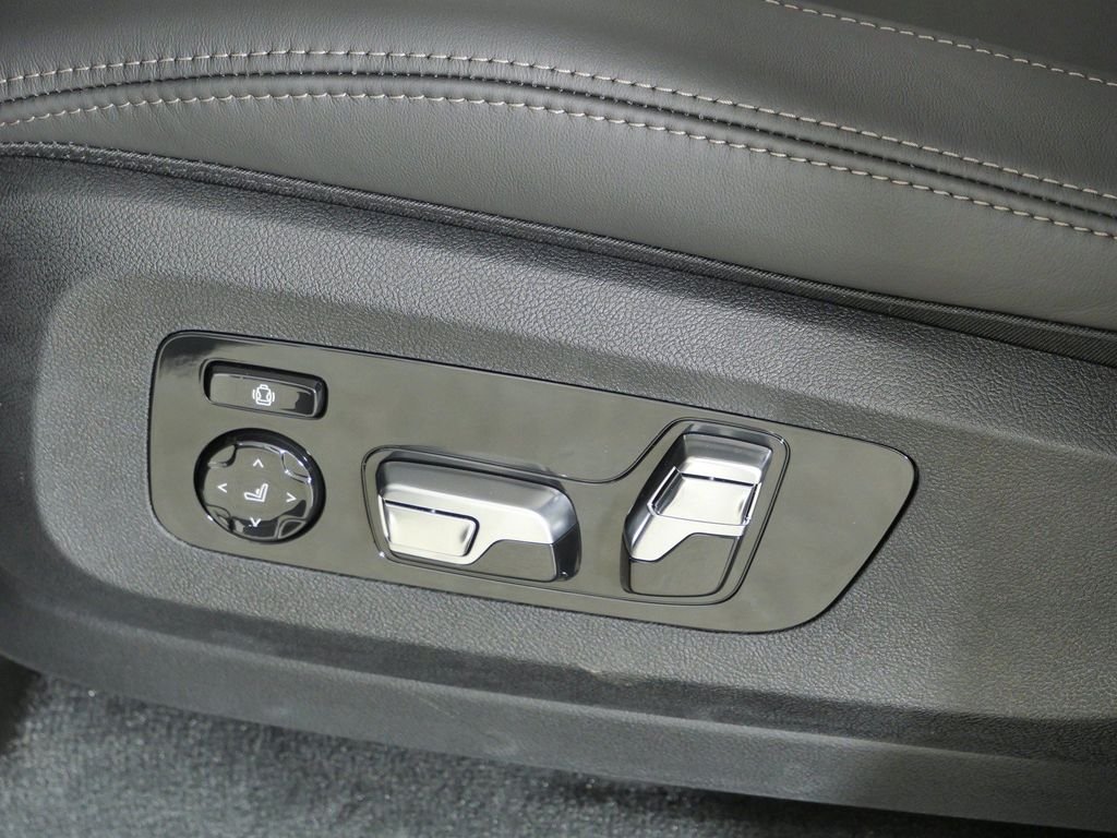 New 2026 Black Sapphire Metallic BMW M60i image 39