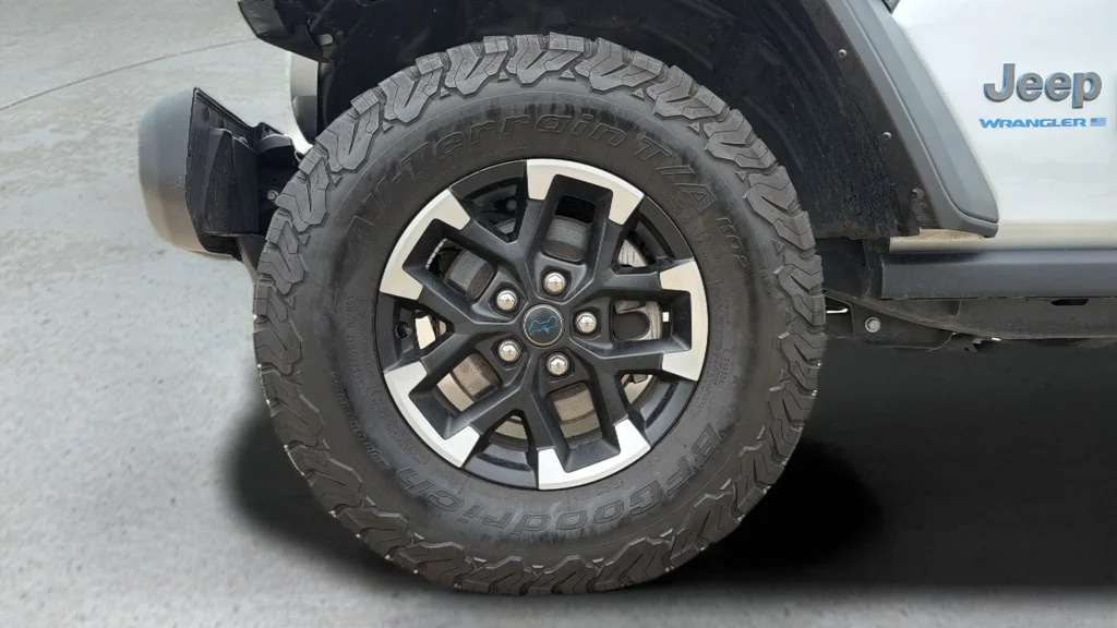Used 2024 Silver Zynith Clearcoat Jeep Rubicon image 14