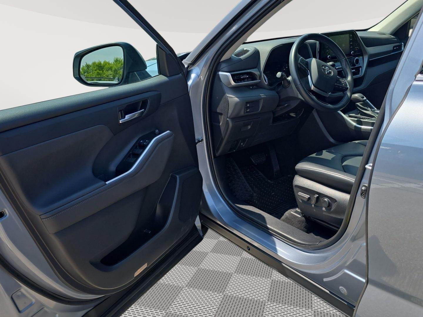 Used 2021 Moondust Toyota Hybrid XLE image 10