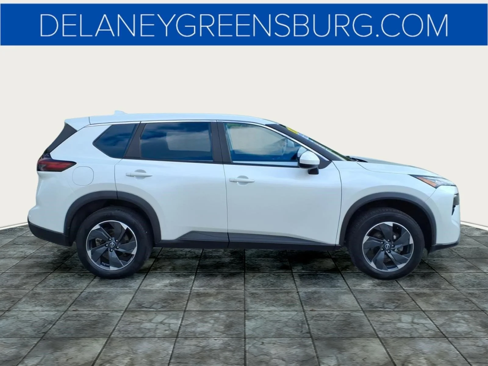 Used 2025 Everest White Pearl Qbe Nissan SV image 2