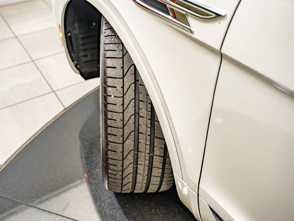 Used 2022 White Bentley V8 image 78