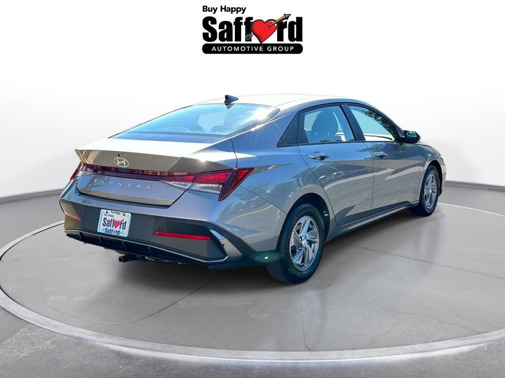 Used 2024  Hyundai SE image 8