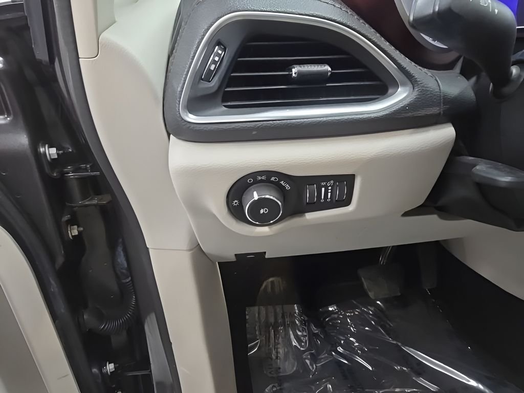 Used 2018 Gray Chrysler Limited image 11