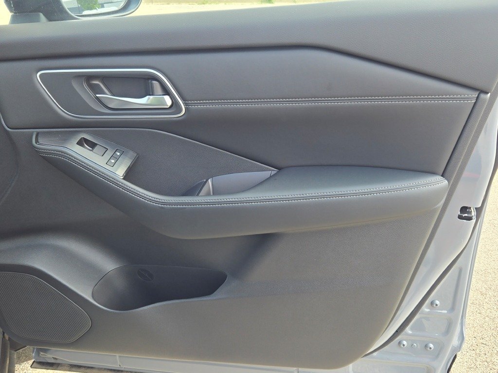 New 2026 Boulder Gray Pearl / Super Black Two-tone Nissan Platinum image 8