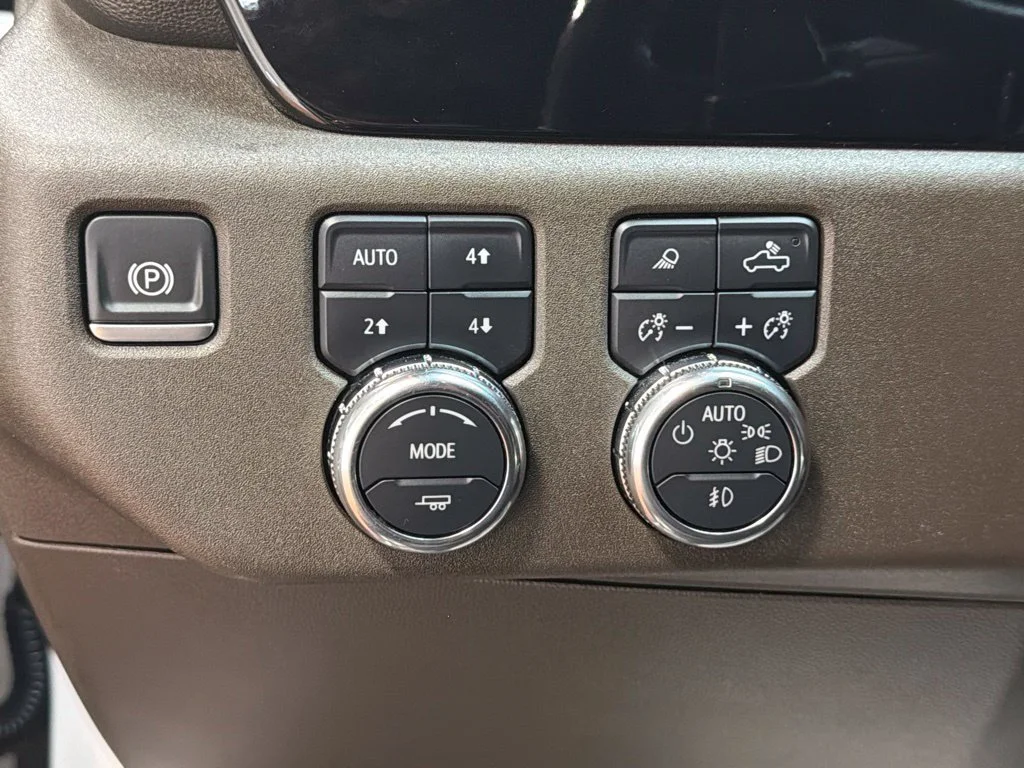 Used 2025 White Frost Tricoat GMC SLT image 21