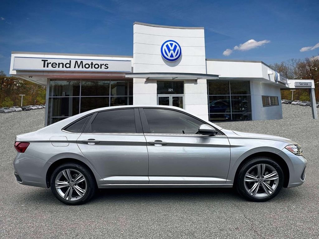 Certified Used 2023 Silver Volkswagen 1.5T SE image 7