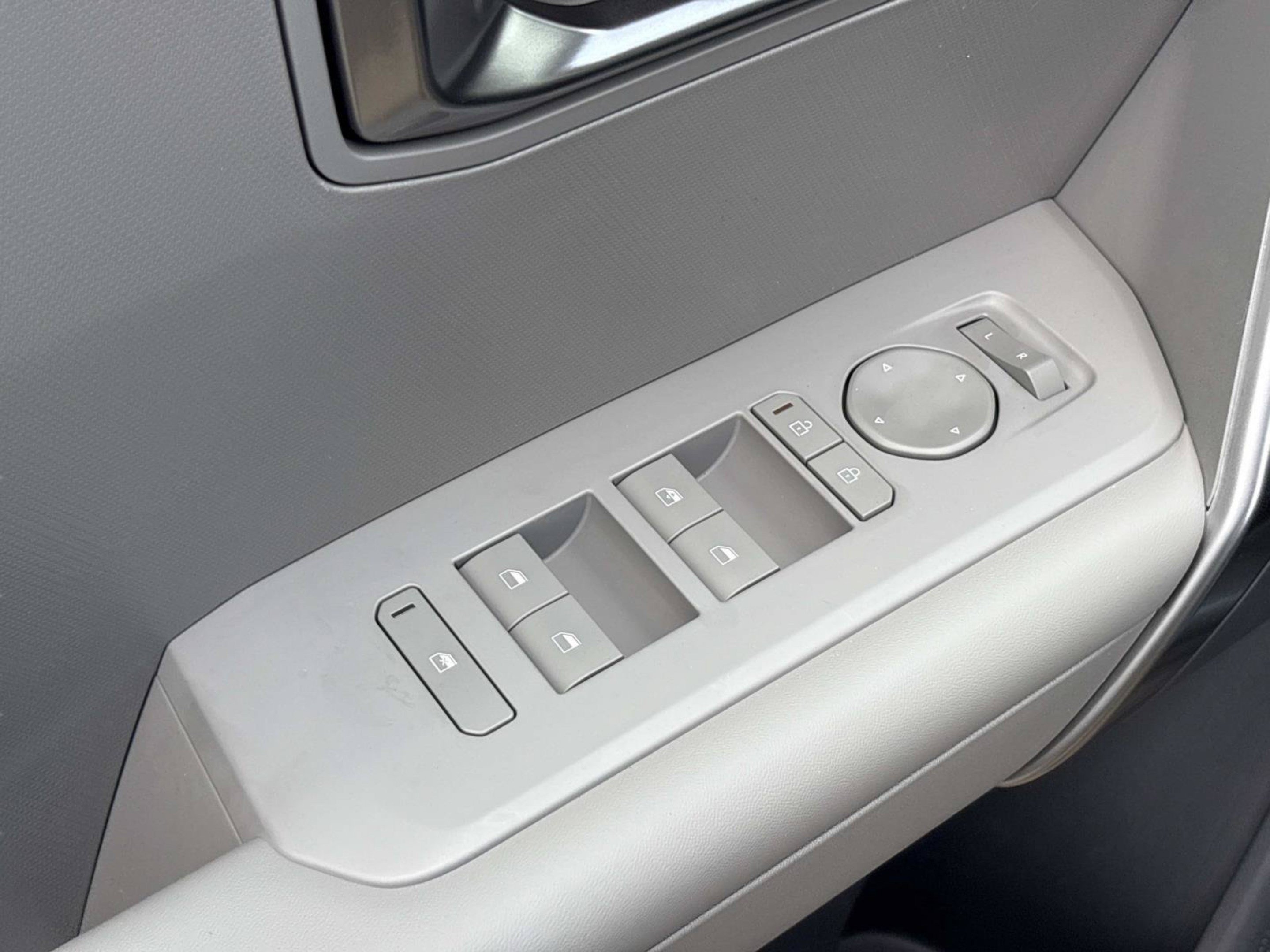 New 2027 Frost Blue / Black Roof Kia S image 16