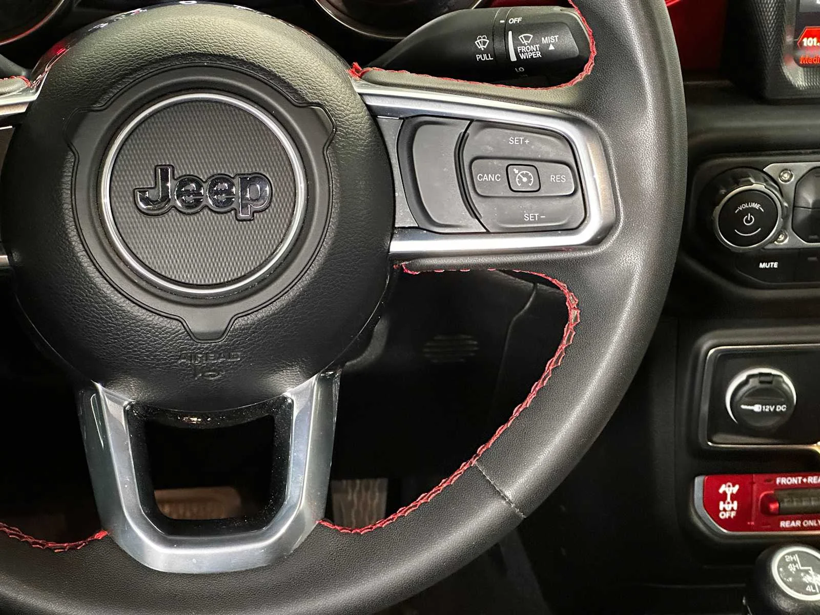 Used 2023  Jeep Rubicon image 18