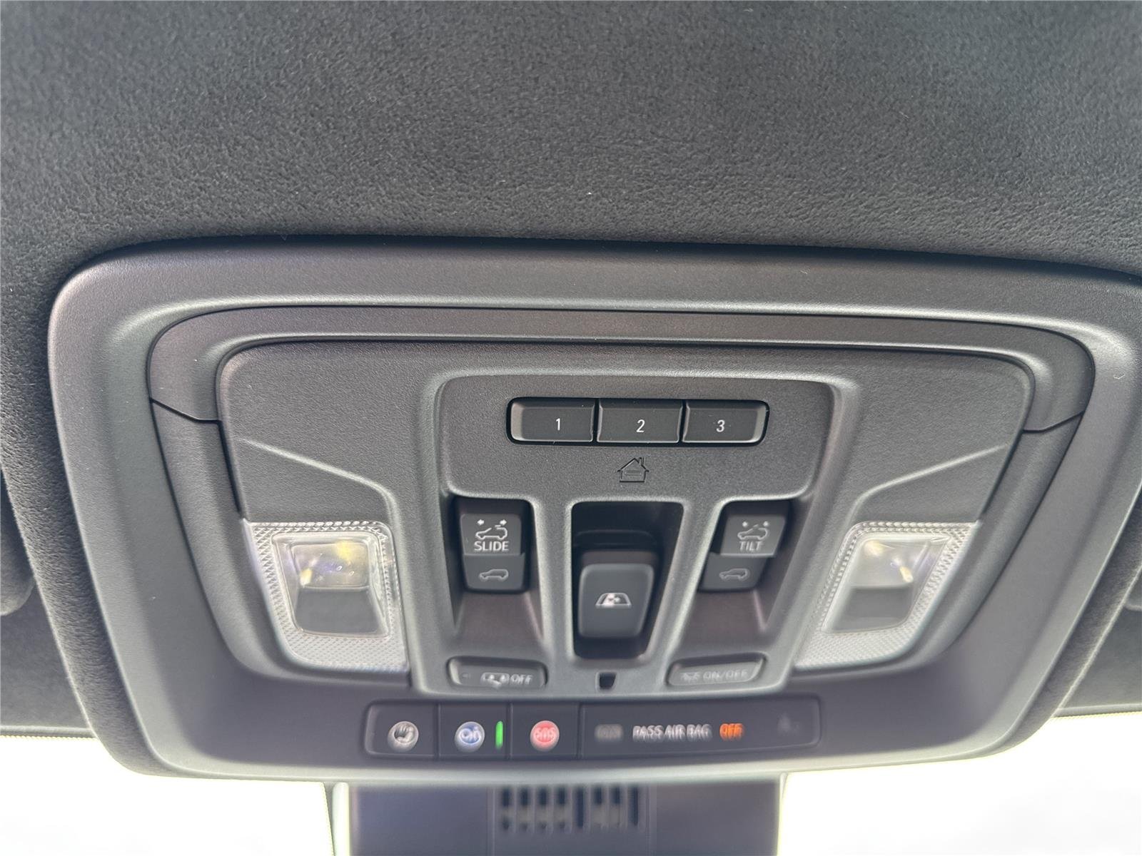 Used 2024 White Frost Tricoat GMC Denali Ultimate image 31