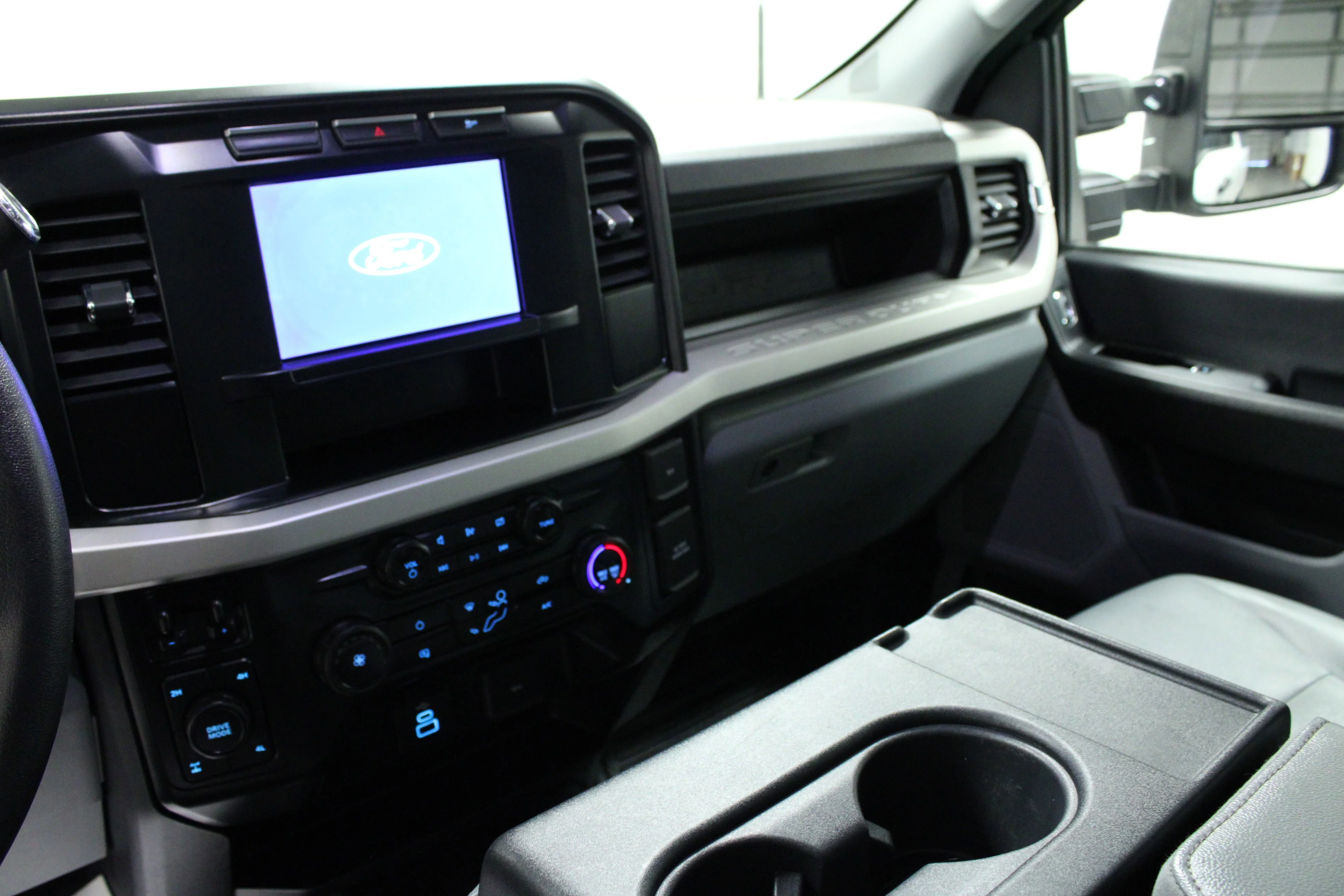 Used 2024 Oxford White Ford XL image 19