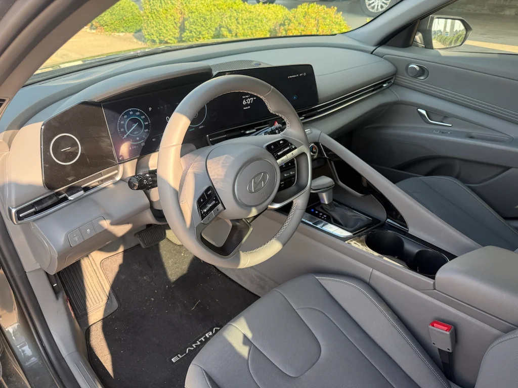 Used 2025 Amazon Gray Hyundai SEL Convenience image 10