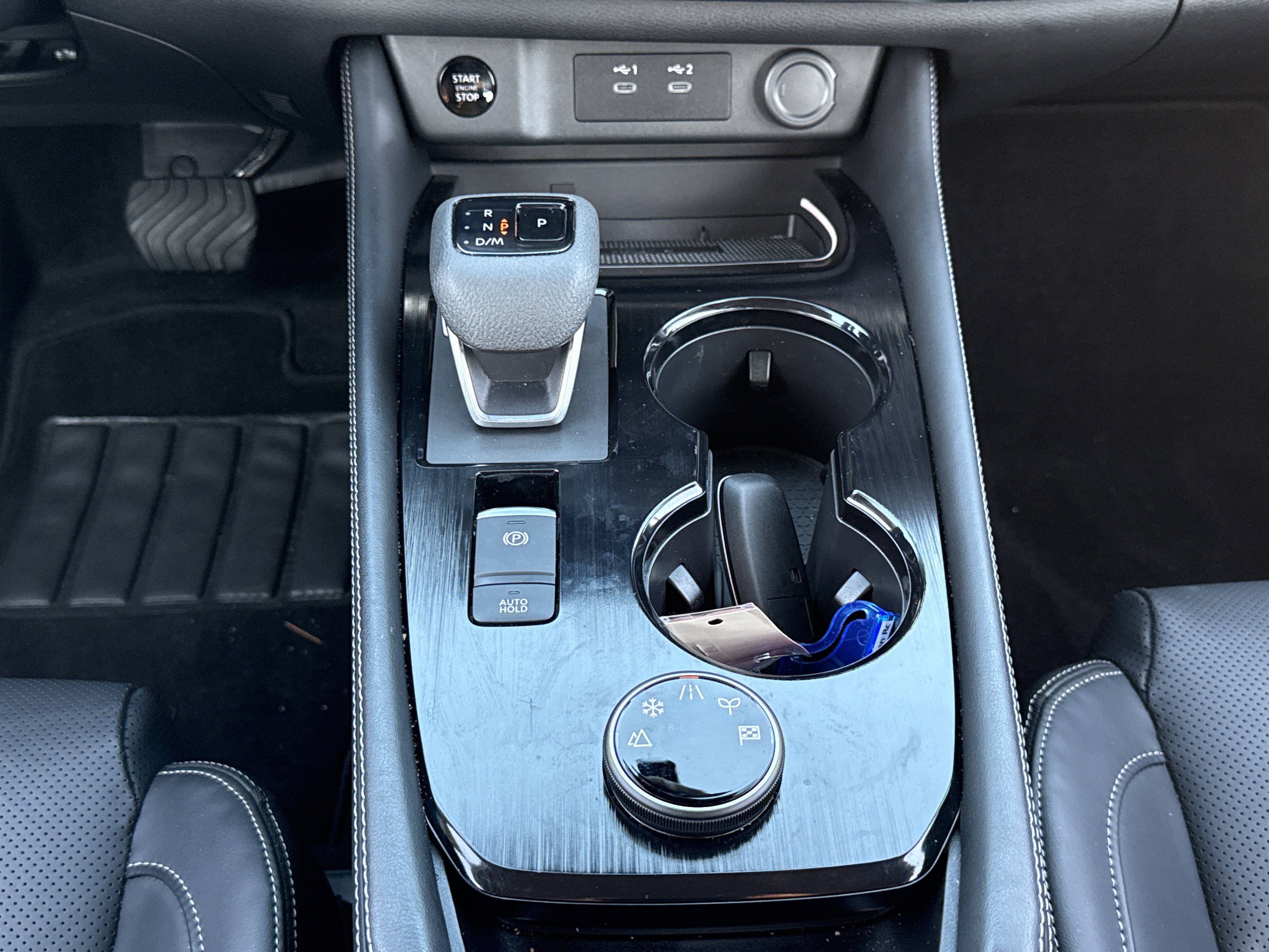 Used 2026 Champagne Silver Metallic/Super Black Nissan Platinum image 5