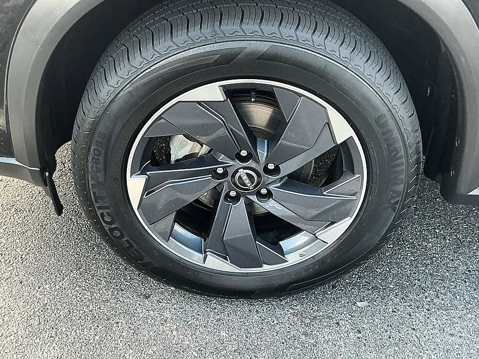Used 2024 Super Black Nissan SV image 9