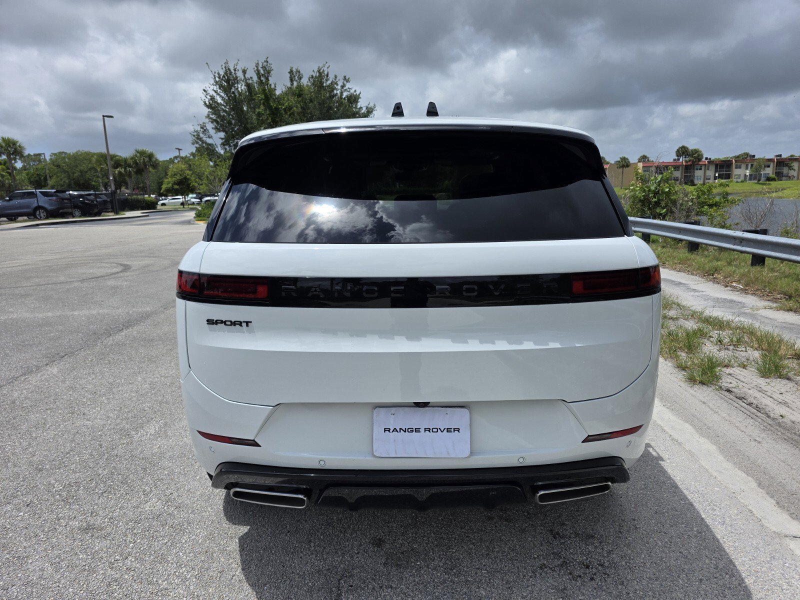 New 2026 Fuji White Land Rover P400 Dynamic SE image 6