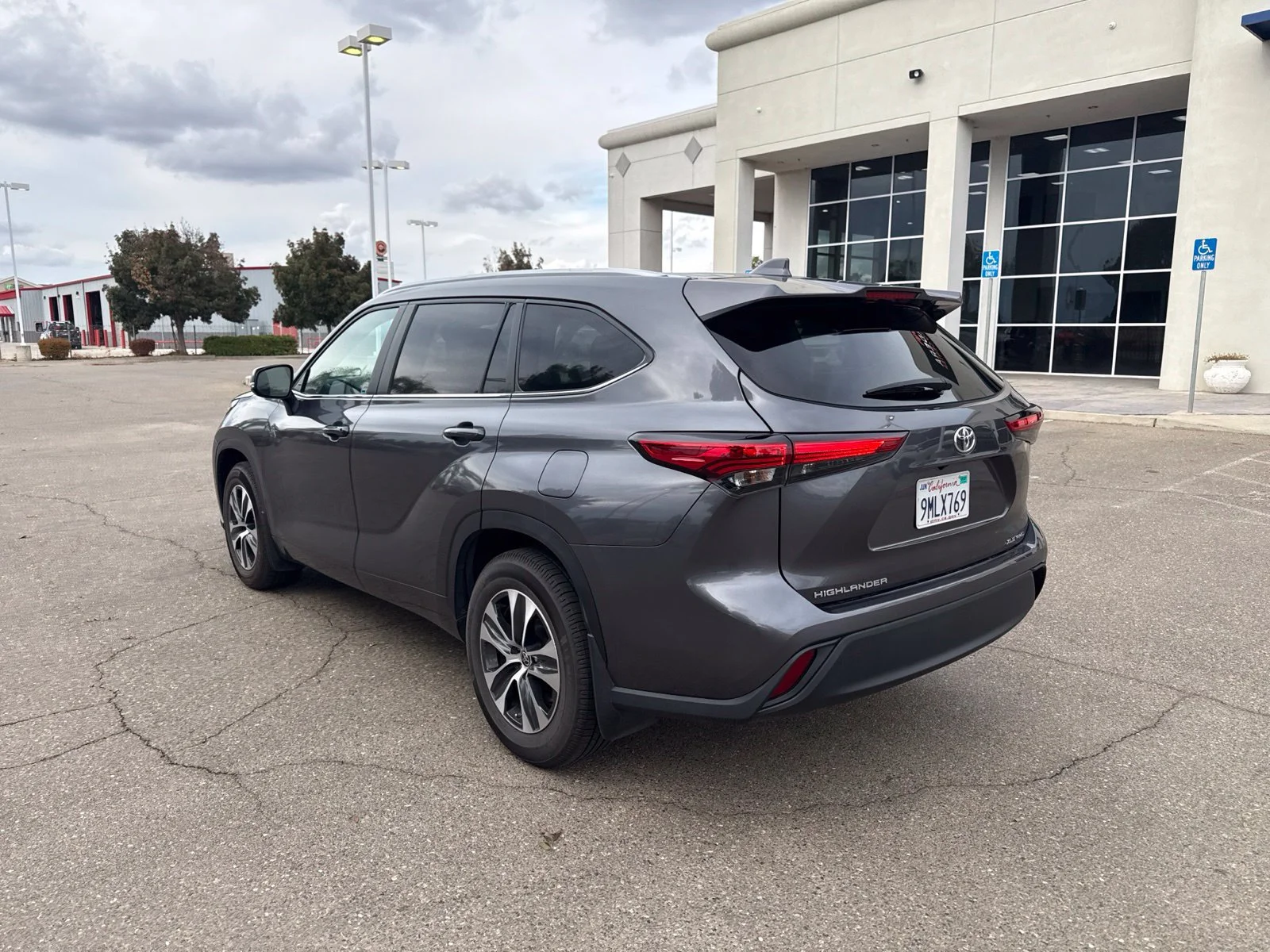 Used 2023  Toyota L image 7