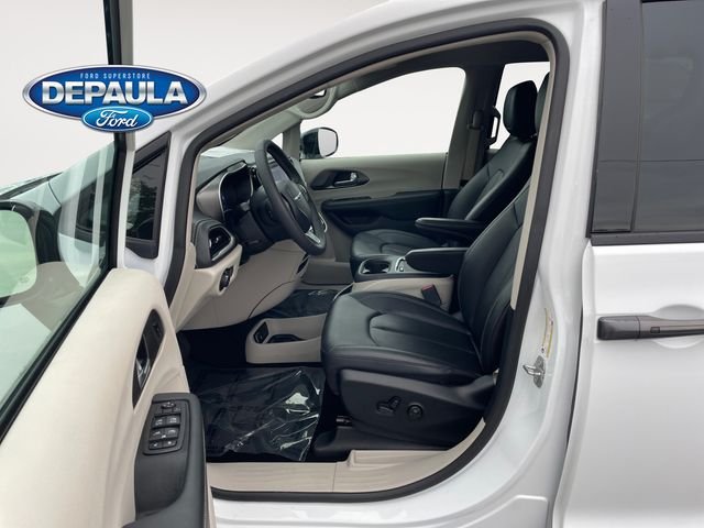 Used 2024 Bright White Clearcoat Chrysler Touring L image 11
