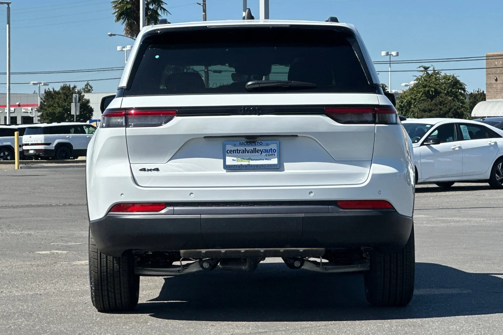 New 2026 Bright White Clear-Coat Exterior Paint Jeep Laredo Altitude image 5
