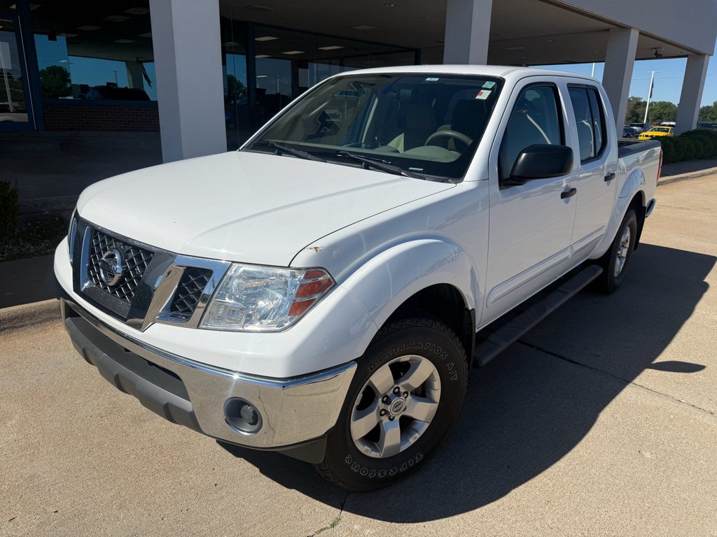 Used 2010 Avalanche Nissan SE image 2