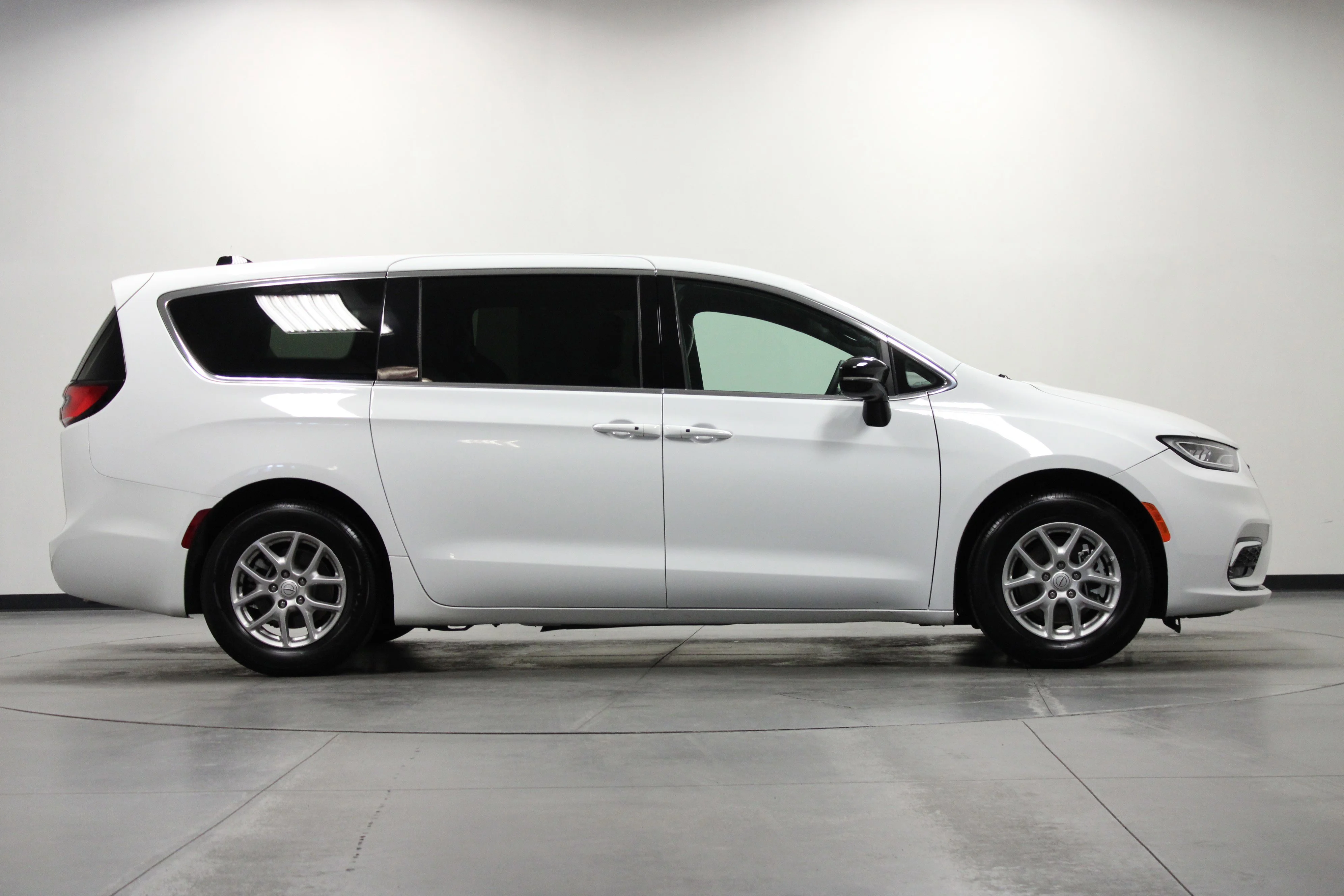 Used 2025 Bright White Clearcoat Chrysler Select image 3