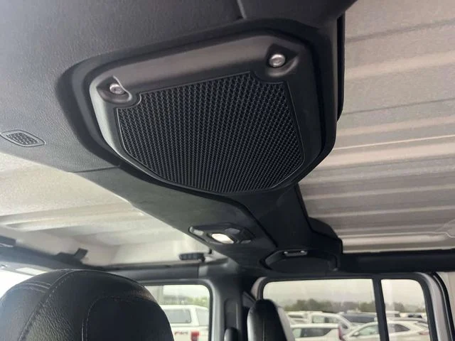 Used 2018 Silver Jeep Unlimited Sahara image 17
