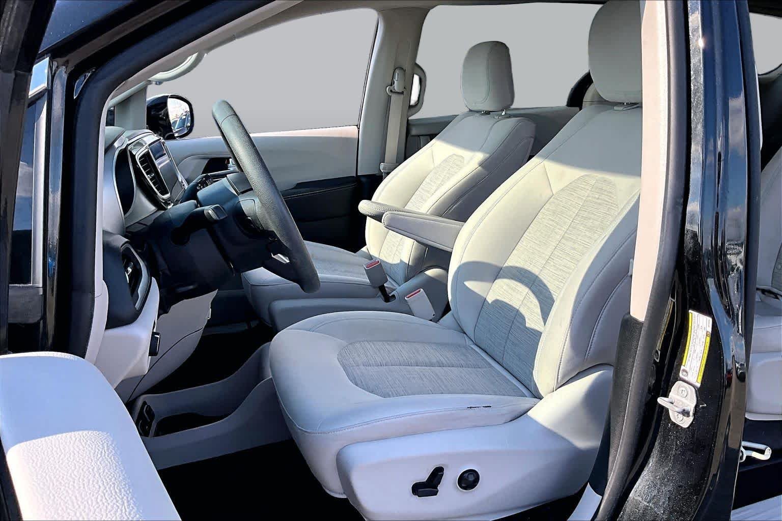 Used 2018 Brilliant Black Crystal Pearlcoat Chrysler Hybrid Touring Plus image 8