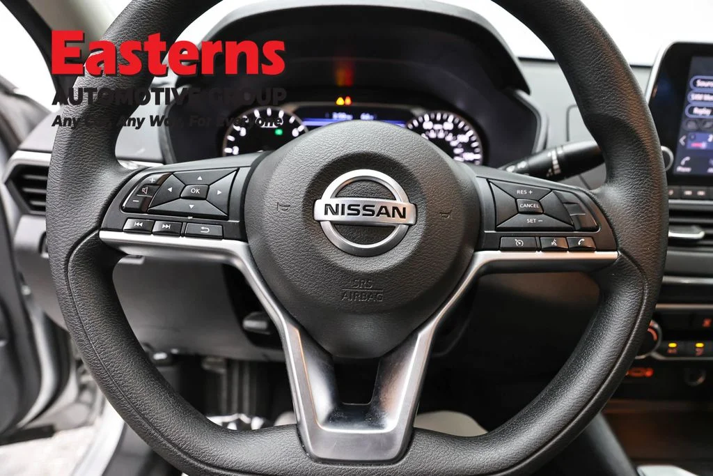 Used 2022 Silver Nissan 2.5 SV image 10