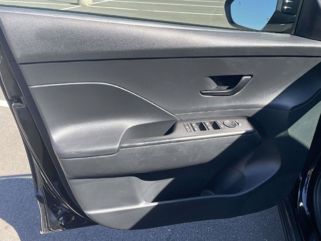 Used 2025 Black Hyundai SEL Convenience image 13