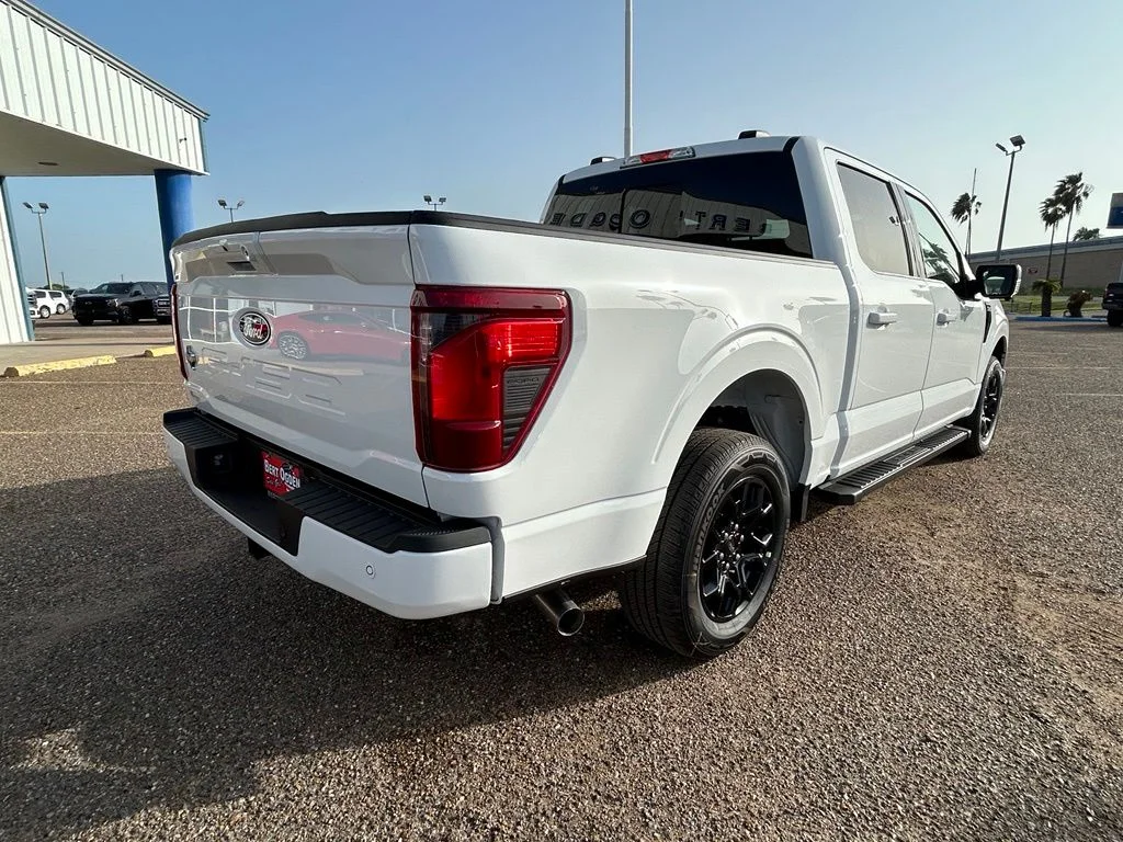 New 2026 Oxford White Ford XLT image 7