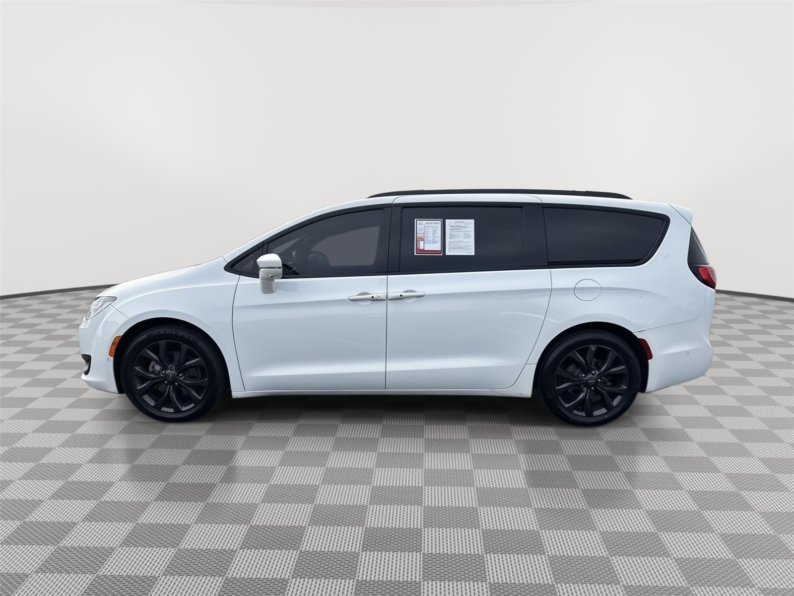 Used 2018 Bright White Clearcoat Chrysler Limited image 11