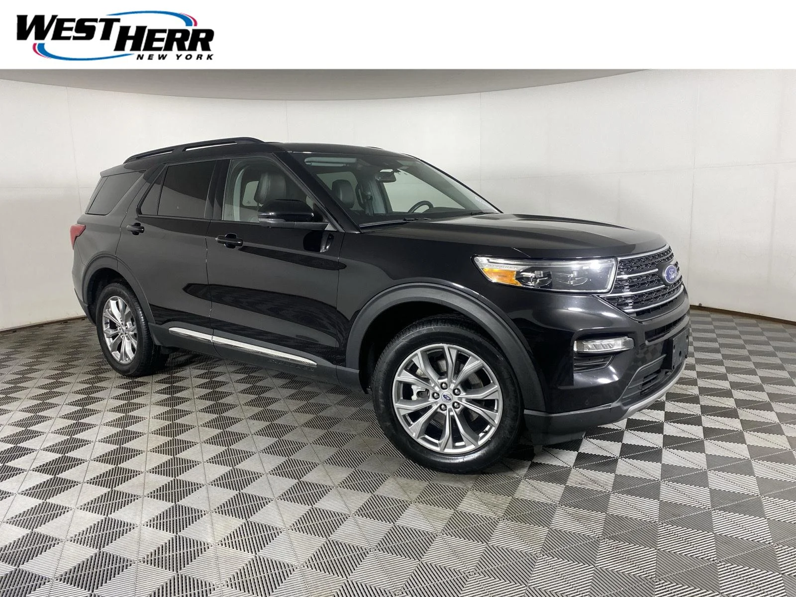 Used 2023 Agate Black Metallic Ford XLT image 1