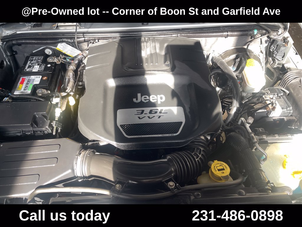 Used 2012 Silver Jeep Sahara image 10