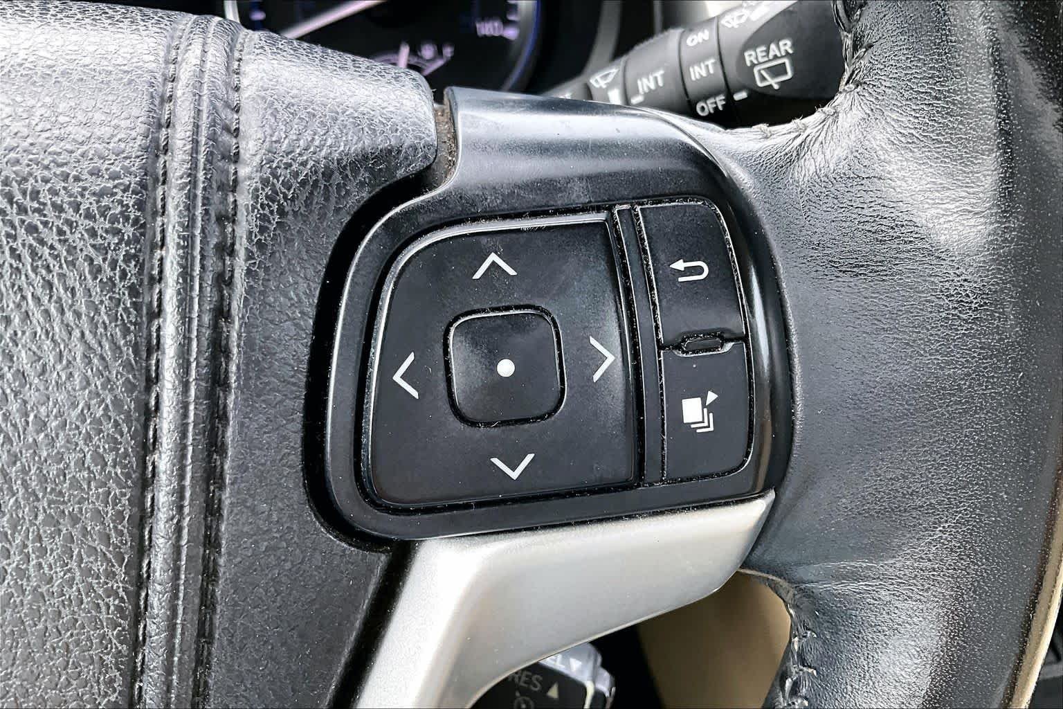 Used 2014 Blizzard Pearl Toyota XLE image 23