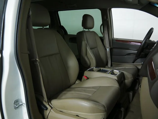 Used 2012 White Chrysler Touring image 11