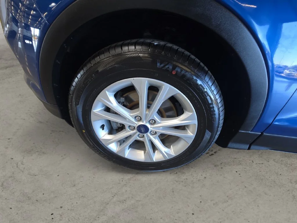 Used 2018 Blue Ford SE image 13