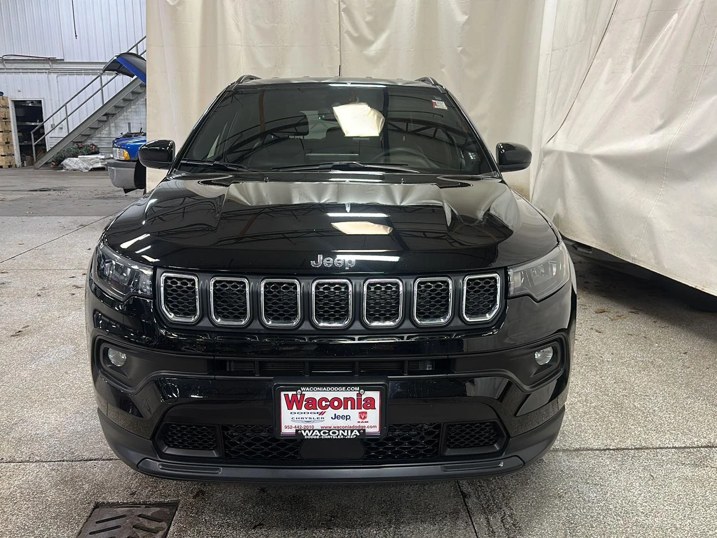 Used 2023 Diamond Black Crystal Pearlcoat Jeep Latitude image 8